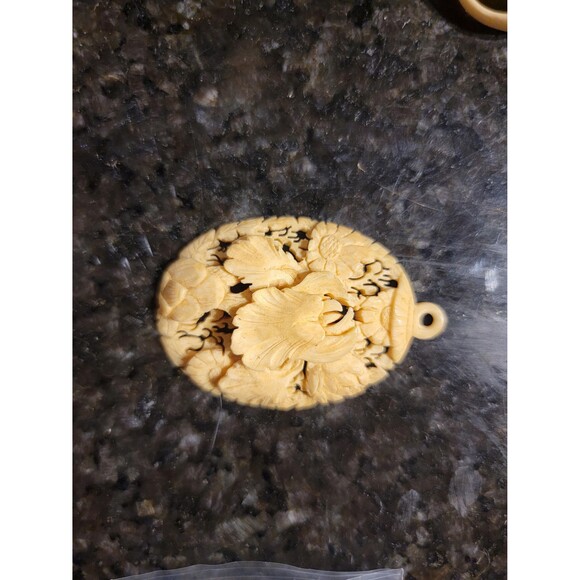 Intricately carved bone pendant, Vintage 1950s bone jewelry - Picture 5 of 10